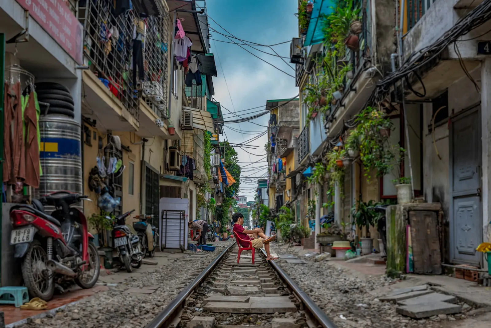 Photo by Chor Tsang / Unsplash The narrow residential alley in the Old Quarter of Hanoi through which the Hanoi Street train runs terrifyingly close to the houses. This guy… #likeaboss